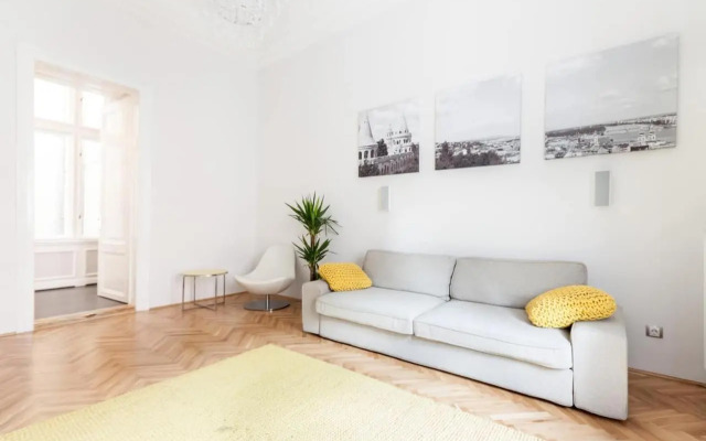 BpR Sophisticated Astoria Suite with Balcony