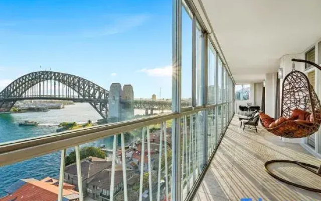 Sydney's Landmark Views from Luxury 2Bd Apt