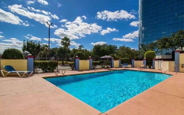 OYO Townhouse Houston Airport North