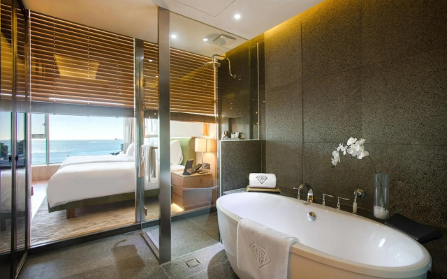 Baymond Hotel