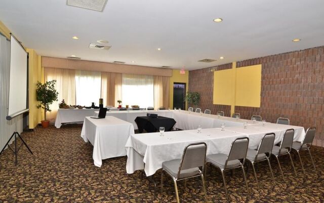 Days Inn & Conference Centre Renfrew Centre