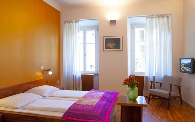 Julija&Robert's Riverview Apartments and Rooms