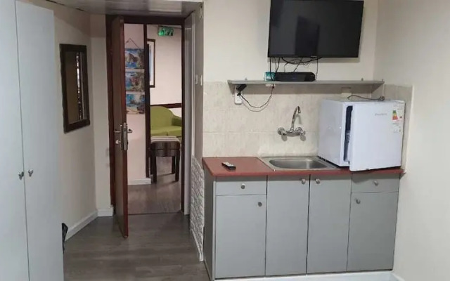 Neve Midbar Motel