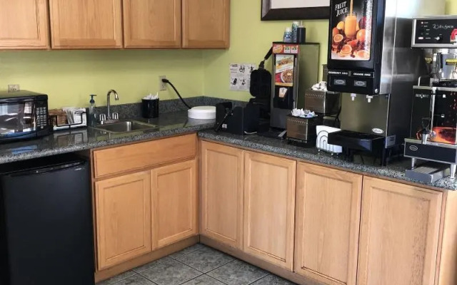 Cloverdale Wine Country Inn & Suites
