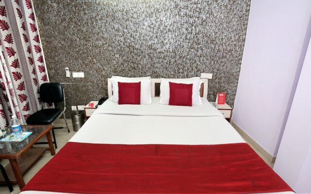 OYO 10463 Hotel Paras