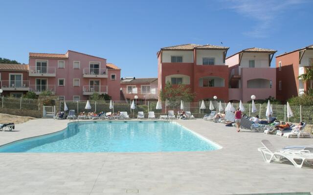 Spacious house, 100m from the beach, swimming pool.