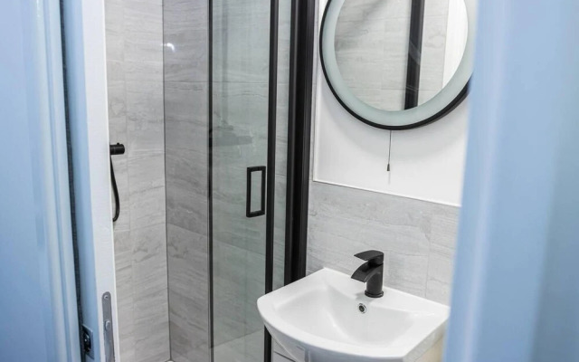 Stunning 4-bed House in Telford West Midlands