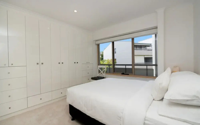 Spacious 2-bed Apartment Near Dining & Attractions