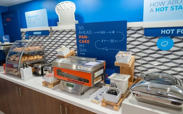 Holiday Inn Express & Suites Lake Forest by IHG