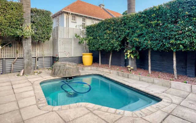 Hampton Collection - Trendy 2 Sleeper Apartment with Pool