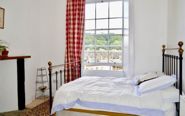 Sophisticated 2 Bedroom Edinburgh Flat Near Old Town