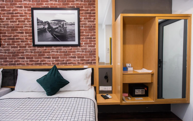 B Street Hotel