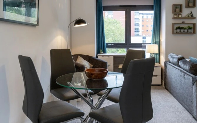 Higher Living - Southampton City Penthouse