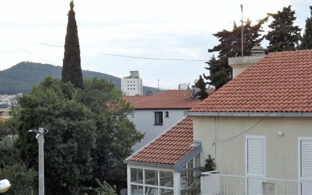 Apartment 5 Double Bed & Bidet Sleeps 2 Guests