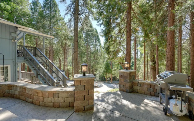 12 Mi to Apple Hill: Family-friendly Cabin Retreat