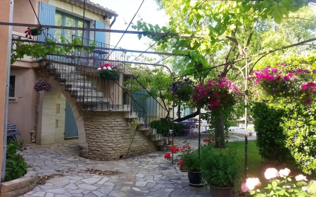 House With 2 Bedrooms In Le Thor With Furnished Garden And Wifi