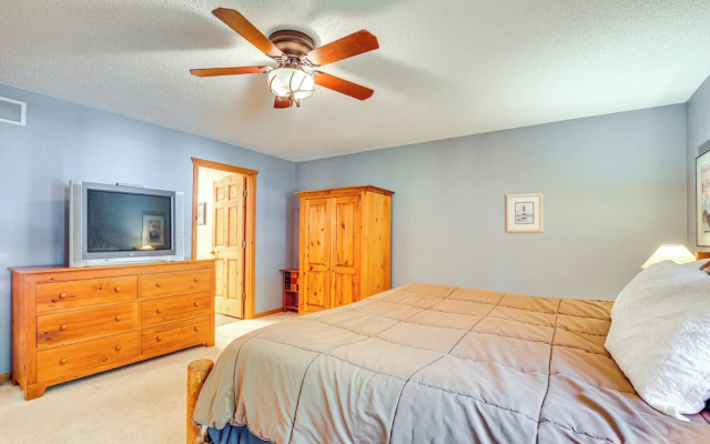 Lake Tomahawk Summer Oasis w/ Deck!