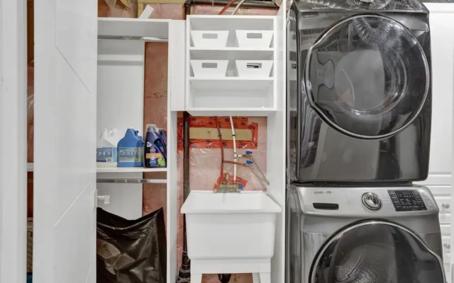 Stylish Mississauga Lower Unit BBQ Yard Paradise