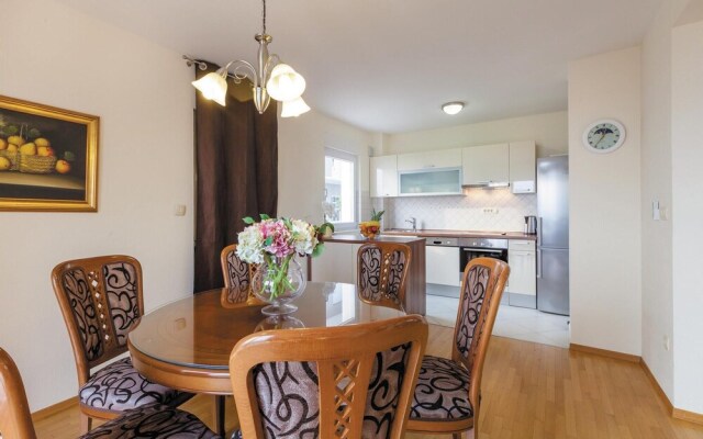 Beautiful Home in Makarska With Wifi and 7 Bedrooms