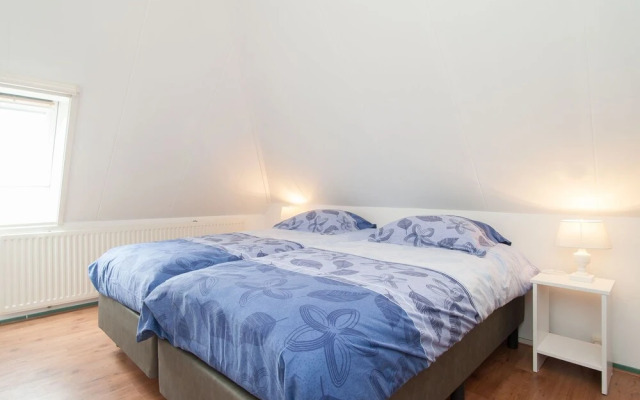 Inviting Farmhouse in 't Zand near Marine Museum