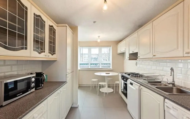 Comfy 6-sleeper Apt w/ Large Patio in W Kensington