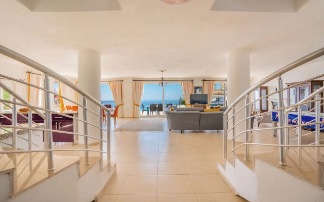 Villa Fuchsia 4-bedroom Retreat With Private Pool and Breathtaking View