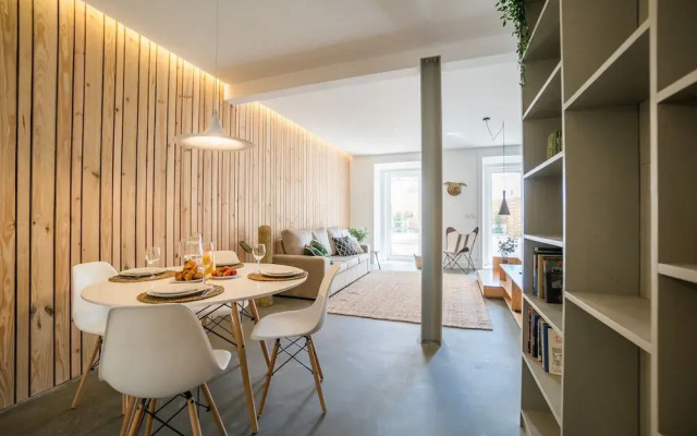 Wood Wall & Garden Apartment