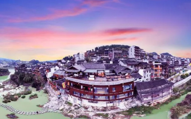 Wangcun Caotang Inn (Furong Town Waterfall)