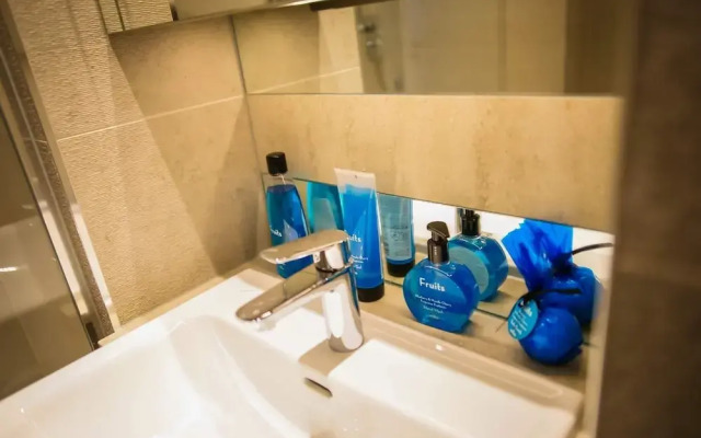 Thames View 2 Bed Apartment With Balcony