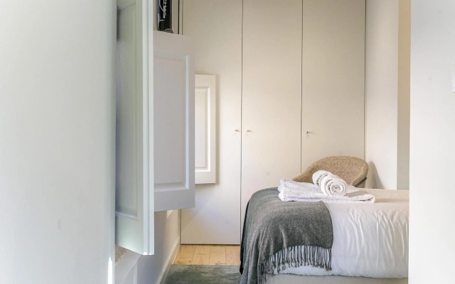 LovelyStay - Downtown Studio with Pool, AC and Balcony