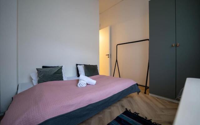 3 BD Old Town Apartment by Hostlovers