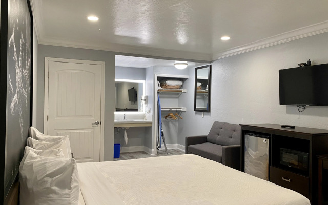 Aura Inn Monterey