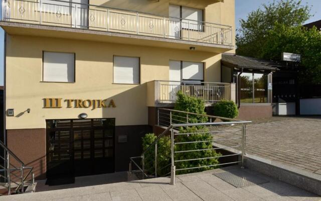 Apartmani i Bungalovi TROJKA