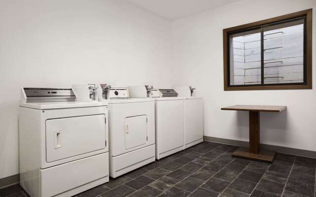 Super 8 by Wyndham Sturgis