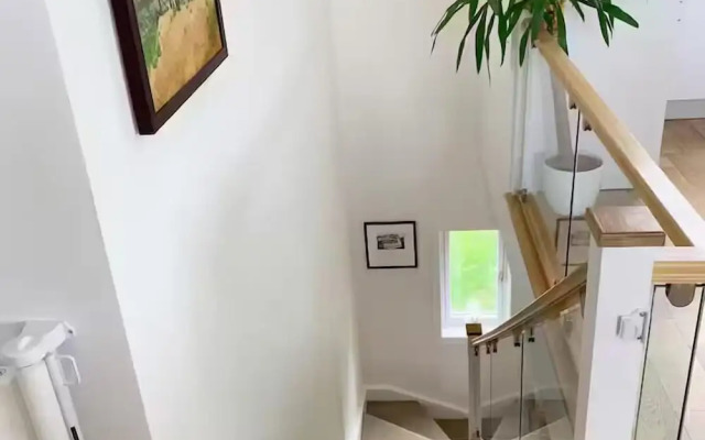 Cotswolds Lakeside Home-Summer Lake