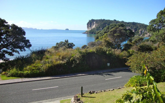 The Retreat - Front Beach Bach