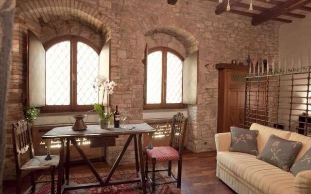 Loggia dei Maestri Comacini