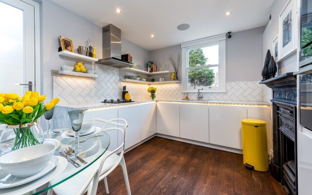 Luxurious Wandsworth Home Close to Putney Heath by Underthedoormat