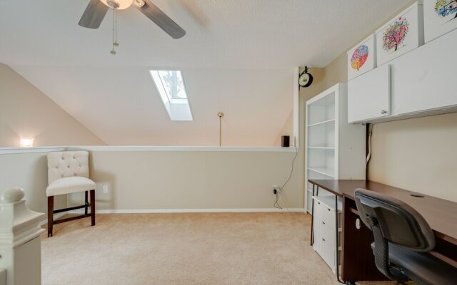 Tampa Townhome w/ Lake Access & Workspace!