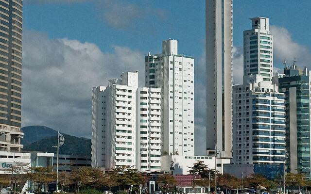 Apto Amplo 1SUI+2Q Quadra Mar 50m da Praia