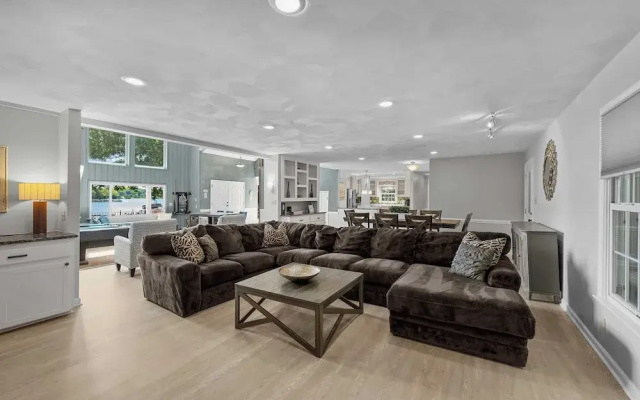 Stay Awhile by Avantstay Lakefront + Pool, Dock