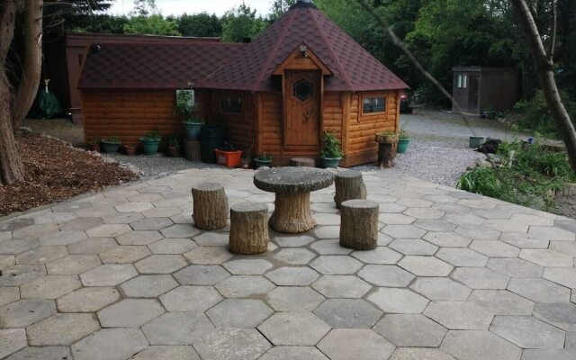 Cozy Cabin With Hot Tub Retreat in Anglesey