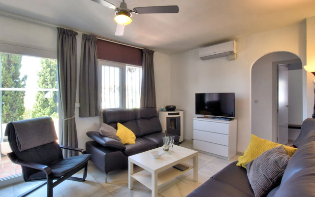 Alluring villa in Benalmádena with private pool