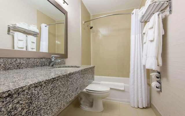 Holiday Inn Express Hotel andamp; Suites Collingwo