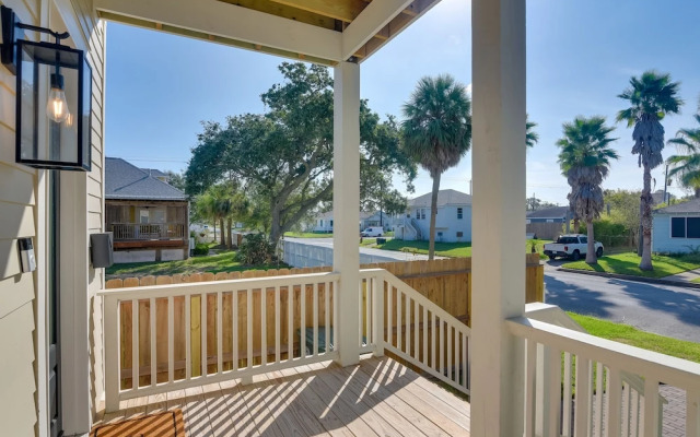 Upscale Home w/ 2 Balconies in Galveston!
