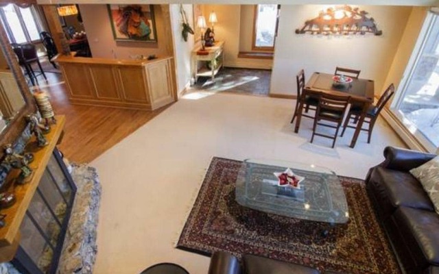 Royal Tiger Lodge (Private Home with Hot Tub)