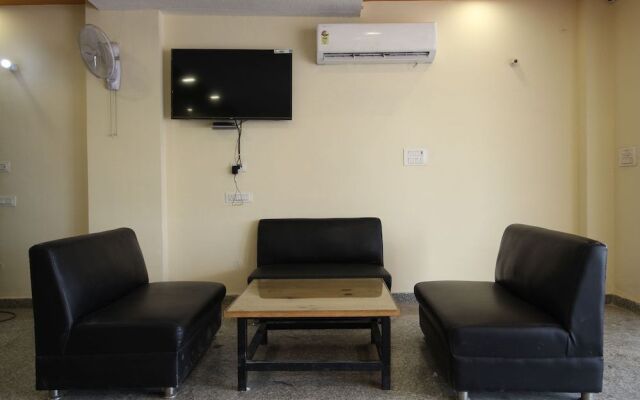 Oyo Flagship 33020 Kusum Vihar Jagat Pura