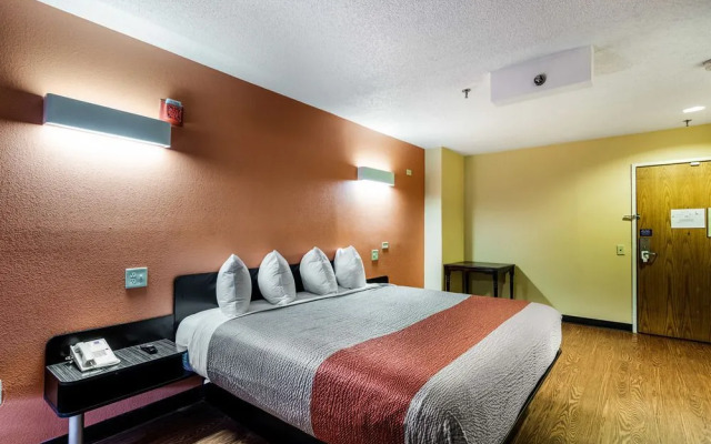 Motel 6 Libertyville, IL