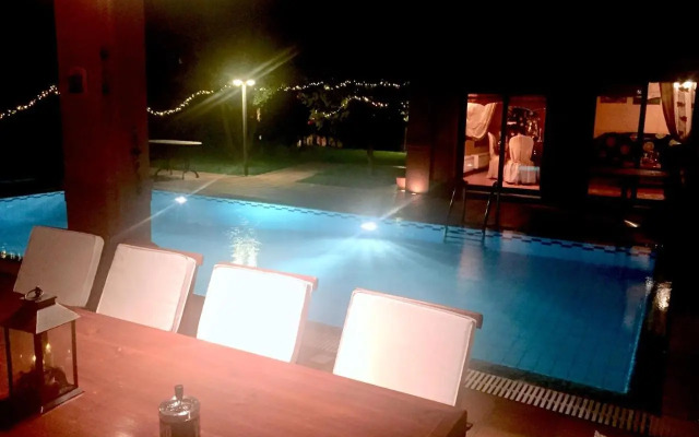 4-seasons pool villa near Meteora