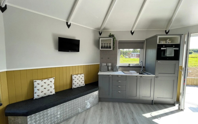 Acdc Glamping, Campervan , Caravan and Tent Resort